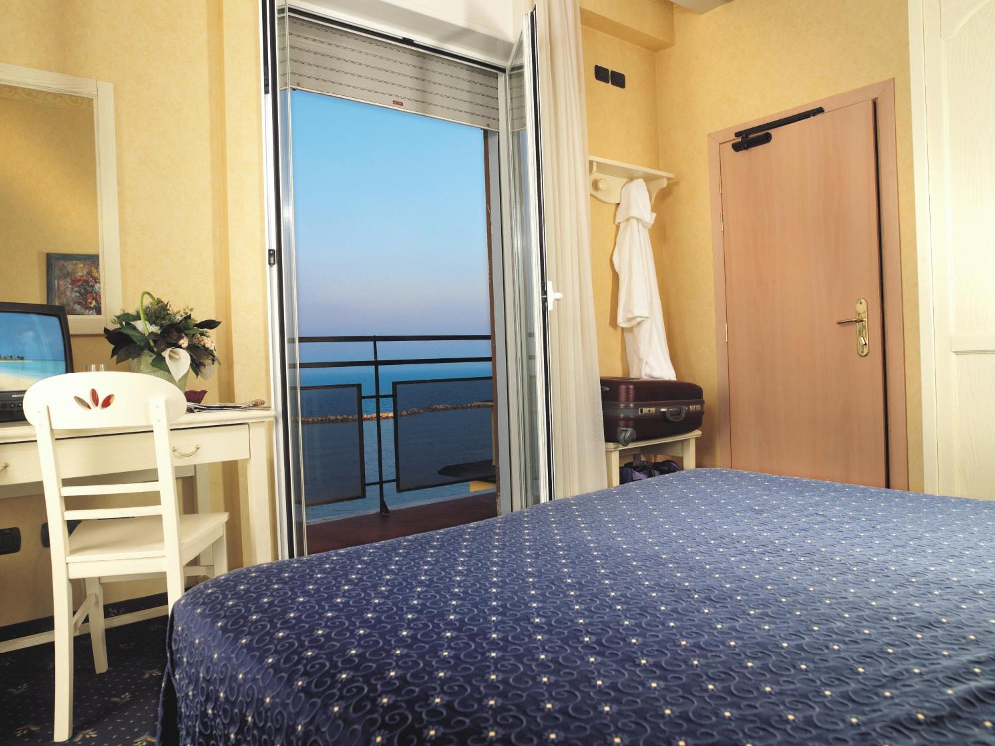 Hotel Mondial Беллария-Иджеа-Марина Экстерьер фото