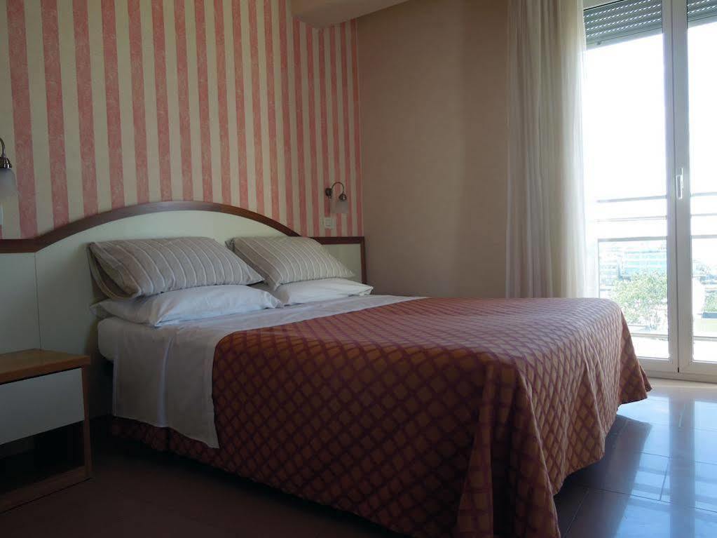 Hotel Mondial Беллария-Иджеа-Марина Экстерьер фото